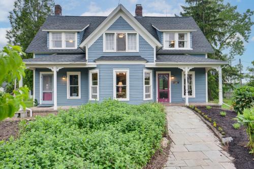 Chardon House | 2 Mi to Chardon Square Spacious Farmhouse