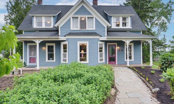 Chardon House | 2 Mi to Chardon Square: Spacious Farmhouse