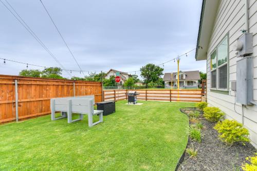 East Riverside Apartment | 2 Mi to Dtwn Chic Waco Studio with Fire Pit!