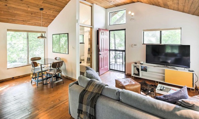 Blackshear-Prospect Hill Apartment | 2 Mi to Dtwn Pet-Friendly Austin Studio with Yard
