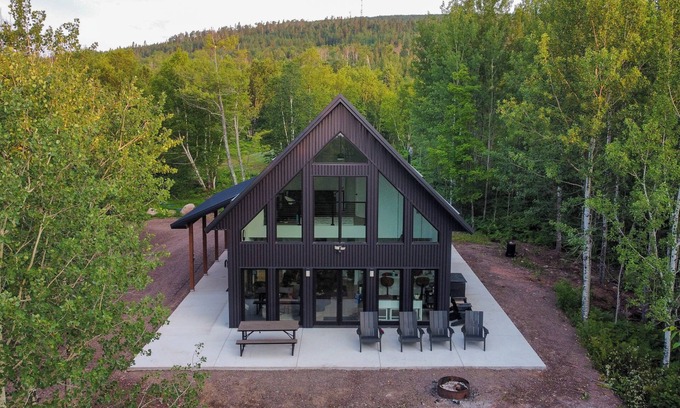 Lutsen Cabin | 2 Mi to Lutsen Mtns: Modern Cabin w/Fire Pit!
