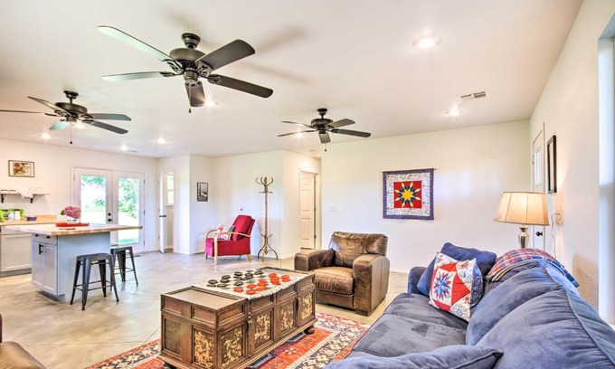 Grove House | 2 Mi to Marinas and Grove Cozy Cabin with Grill