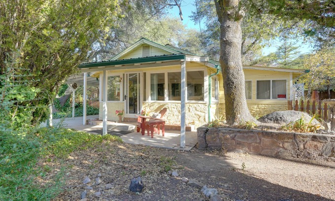Yarnell House | 2 Mi to Mtn Biking Trails: Cozy Cottage w/Sunroom