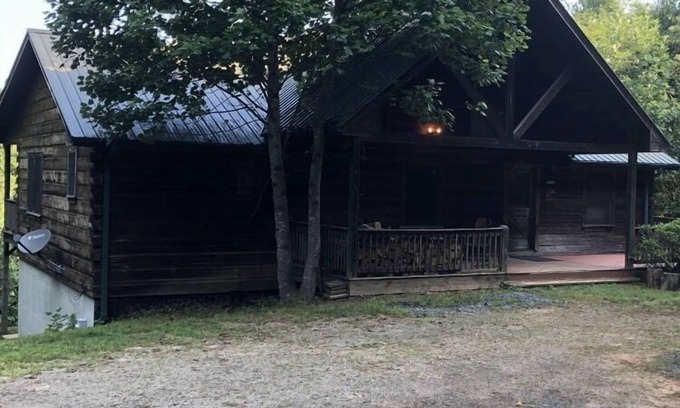 Murphy Cabin | 2 mi To Murphy center. 5 minutes to Casino . 10 minutes to Medical Center.