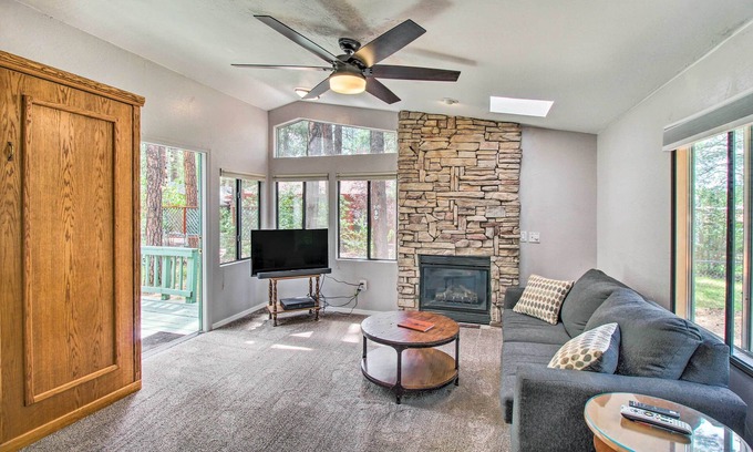 Pinetop-Lakeside Cottage | 2 Mi to Rainbow Lake: Woodsy Retreat w/Deck!