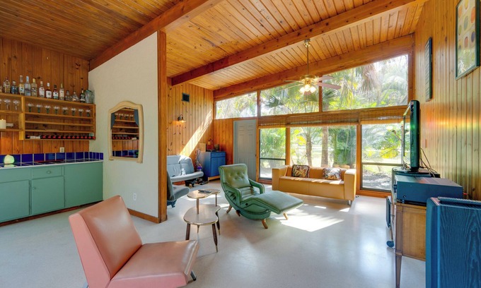 Palmetto House | 2 Mi to Riverwalk: Palmetto Gem w/Fire Pit & BBQ