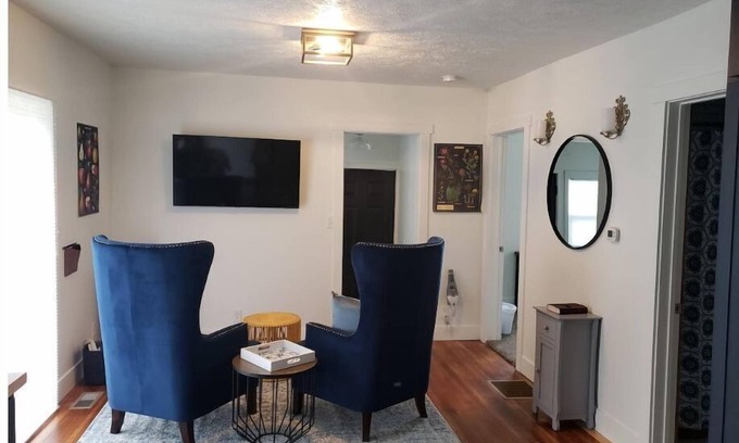 Lincoln House | 2 min from downtown Lincoln-Attractive & Cozy. Firepit & popcorn machine.