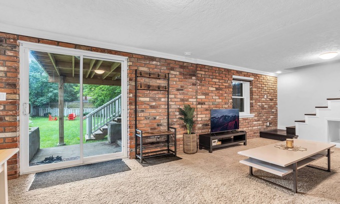 Rosemount House | 2 min to AUD | Private Getaway w/Firepit