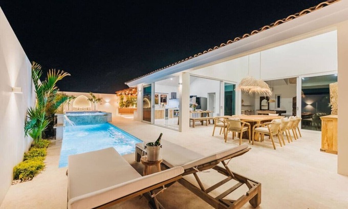 Esmeralda Villa | 2 Min to Palm Beach, Billiard, Hot Tub, 8 sleeps