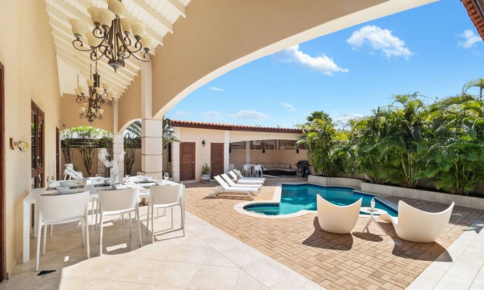 Esmeralda House | 2 min to Palm Beach * Pool * Gym * BBQ