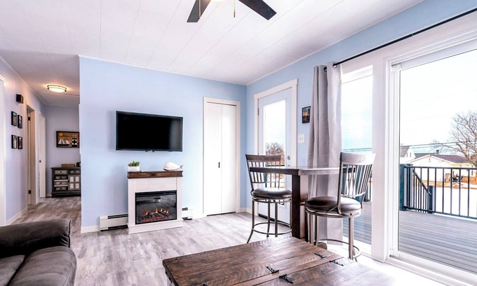 Beach Point House | 2 min to the beach. Family-sized house with vies of the water & kayaks,