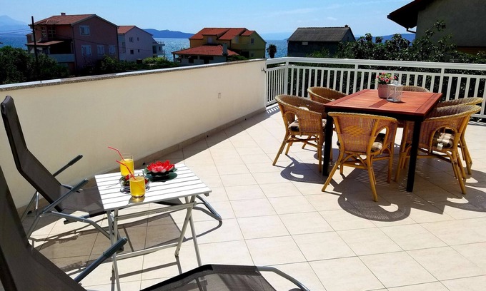 Kastel Stafilic Apartment | 2 min walk to beach,Seaview Apt with 35m2 seaview terrace, BBQ, parking
