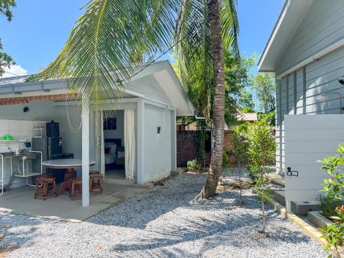 Pantai Tengah Cabin | 2 Mins from Beach Bliss Cabin Langkawi 2PAX