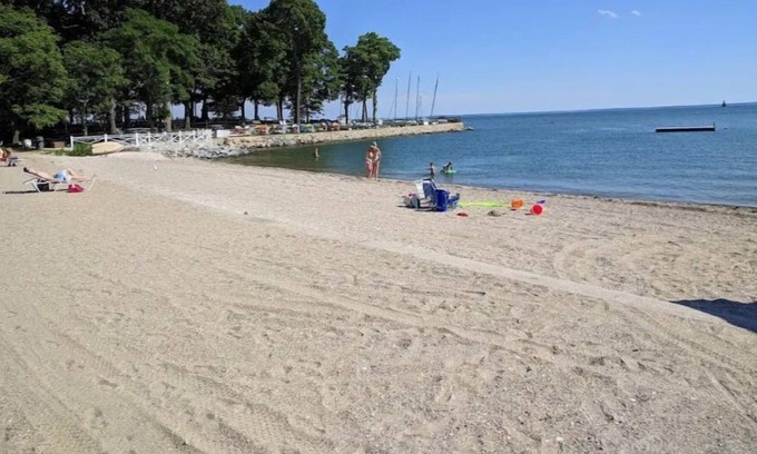 Rowayton House | 2-minute drive to beach, renovated antique in Rowayton walk to shops restaurants