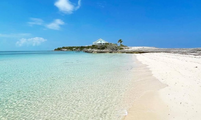 Man O War Cay House | 2 Minute walk to a stunning beach on the Atlantic ocean