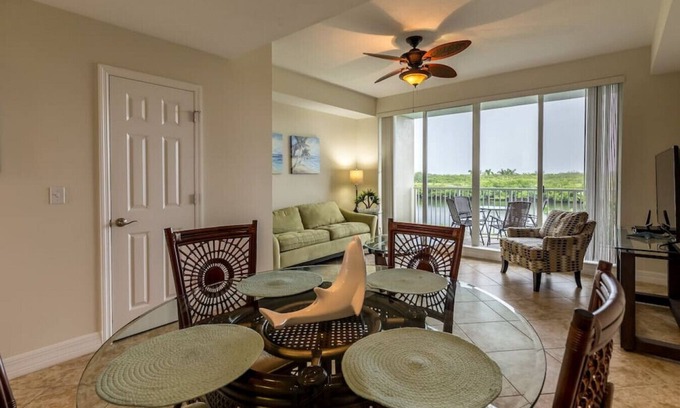 Ruskin House | 2 minute walk to beach, restaurants, bars, fitness center, tennis courts, pier and so much more! Amazing views! Sleeps 6!
