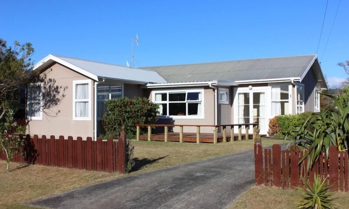 Whangamata House | 2 Minutes walk to ocean beach or shops