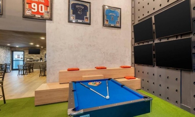 Wesley Chapel Hotel | 2 Modern Units Near The Grove – Walk to Shops & Dining | Free Parking, Breakfast