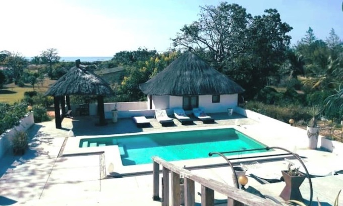 Ziguinchor Bed & Breakfast | 2 oceanfront guest rooms, 5 people, pool, smokers& pets OK