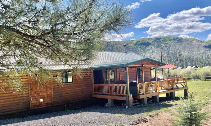 Greer Ski Chalet | 2 Private Cabins on an Secluded Acre, Walk to Restaurants, Fully Fenced