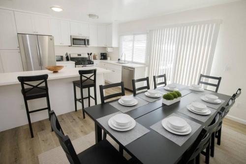 Mira Mesa House | 2 private masters, new beds & furniture, sleeps 12