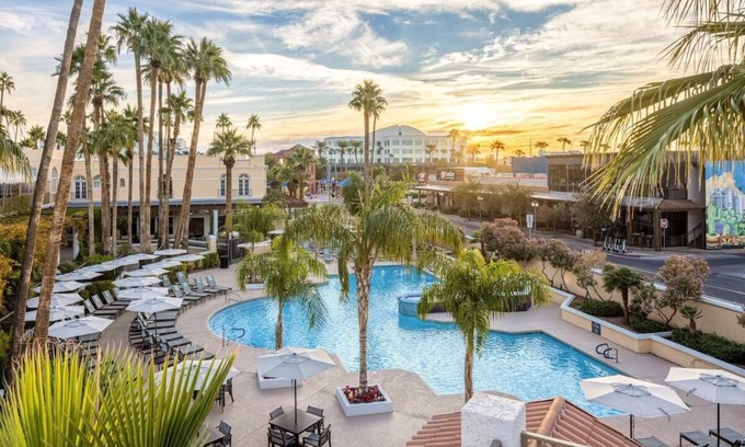 Downtown Resort | 2 Queen Beds & Gorgeous Sunset Views! Pet Friendly, Free Parking!