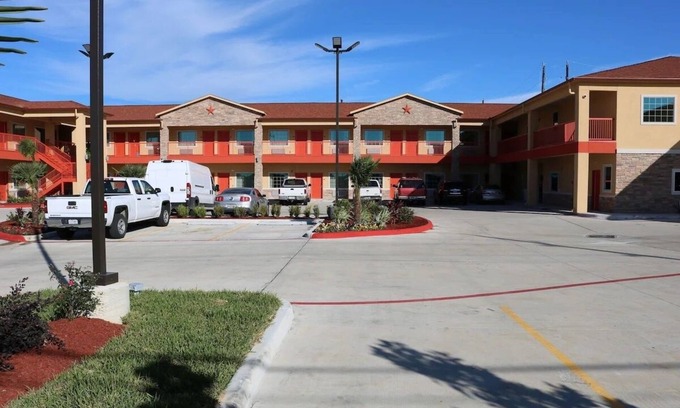 Humble Hotel | 2 Queens, Scottish Inns IAH, Shuttle to Airport, Right off Highway 1960
