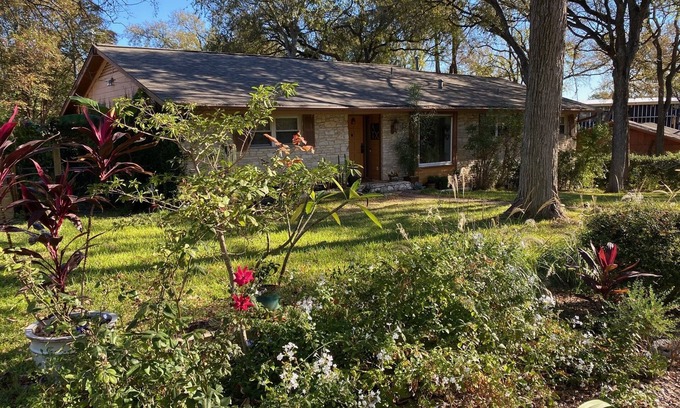 Barton Hills Apartment | 2 Room Suite In Beautiful Barton Hills-Perfect for SXSW, ACL and Barton Springs