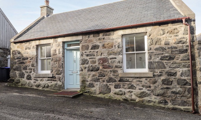 Portsoy Cottage | 2 SEAFIELD PLACE, pet friendly, character holiday cottage in Portsoy