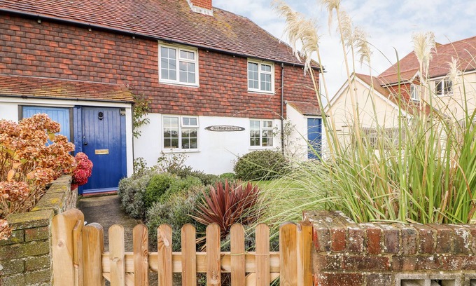 Pevensey Cottage | 2 SEAVIEW COTTAGES, character holiday cottage in Bexhill-On-Sea