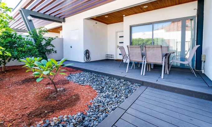 South Perth House | 2 South Perth Family Gem for 6 Parking 3BRM, walk to foreshore
