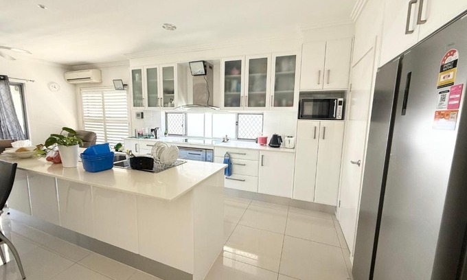 Sunnybank House | 2 spacious rooms with shared bathroom in Modern Sunnybank Home