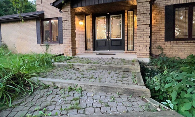 York Regional Municipality Cottage | 2-storey, 3,000 sq.ft house on 2 acres with large deck and gazebo