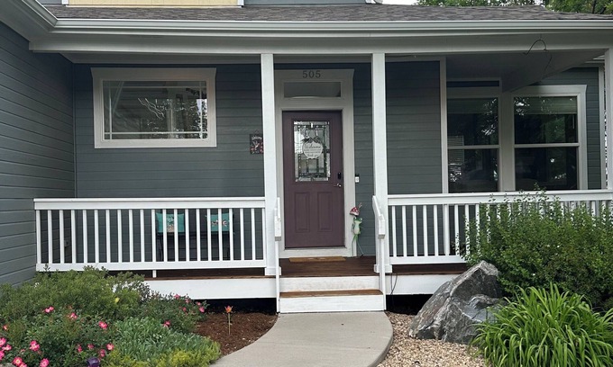 Lafayette House | 2-Story, 3 bed, 2.5 bath, Patio, Yard, Fireplace