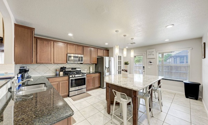 Round Rock House | 2 Story 4 Bedroom Modern Home near Kalahari Resort