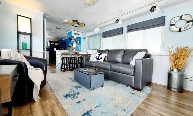 West Monroe Boat Rental | 2 Story Houseboat Seeking a Captain Fishpets Ok