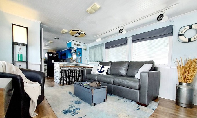 West Monroe Boat Rental | 2 Story Houseboat seeking a captain! Fish/Pets Ok