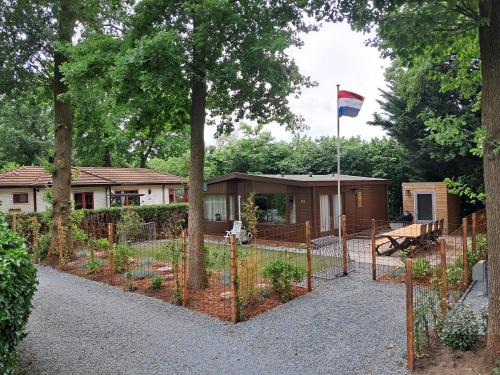 Voorthuizen Ski Chalet | 2 tot 6 persoons Natuurhuisje volledig omheind en helemaal gerenoveerd in het bos op de Veluwe in voorthuizen