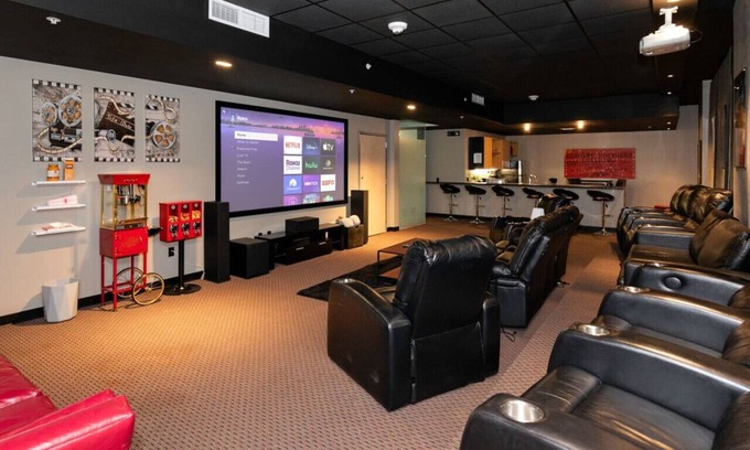 Downtown Des Moines Apartment | 2 units in 1! Silver Screen Getaway - Downtown Dsm
