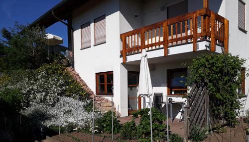 Buhlingen Apartment | 2-Zimmer-Ferienwohnung Gartenblick
