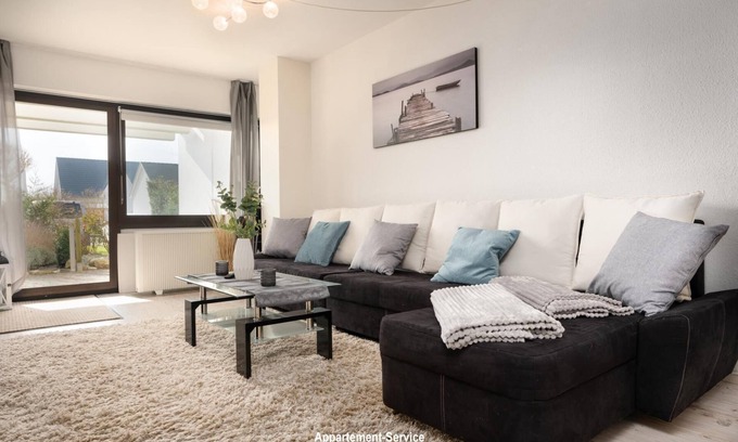Wendtorfer Strand Apartment | 2 Zimmer-wohnung mit Terrasse Über 30 m² für bis zu 3 Personen, im Erdgeschoss des Haus Flying Dutchman, Gelegen an der Wunderschönen Marina in Wendtorf, Kombiniertes Wohnschlafzimmer mit Großer Schlafcouch, Schlafzimmer mit Französischem Do