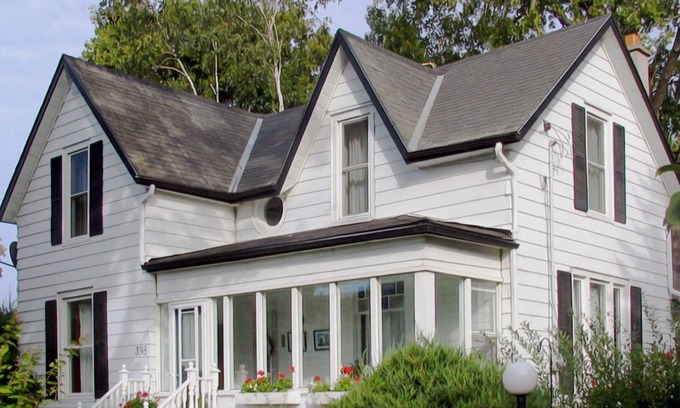 Wellington House | 20 m from Sandbanks ~ Family-friendly ~ 2-story ~ 3-bedroom ~2-bath century home