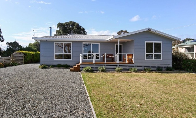 Metung House | 20 metres from the safest familiy beach- HAMPTON Style Waterfront Home
