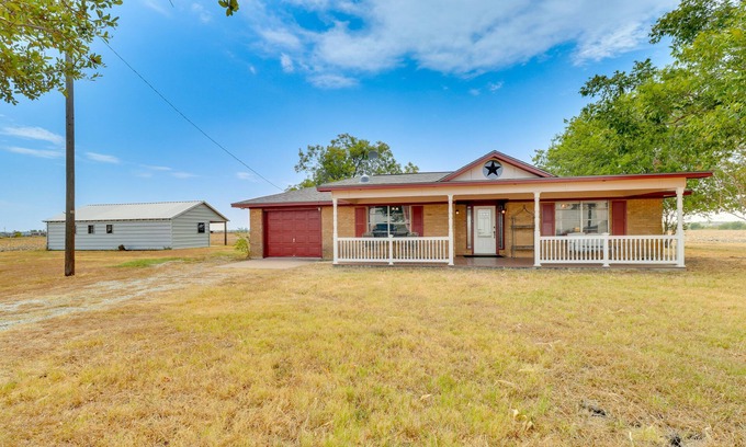 Manor House | 20 Mi to Austin: Texas Farmhouse on 10 Acres