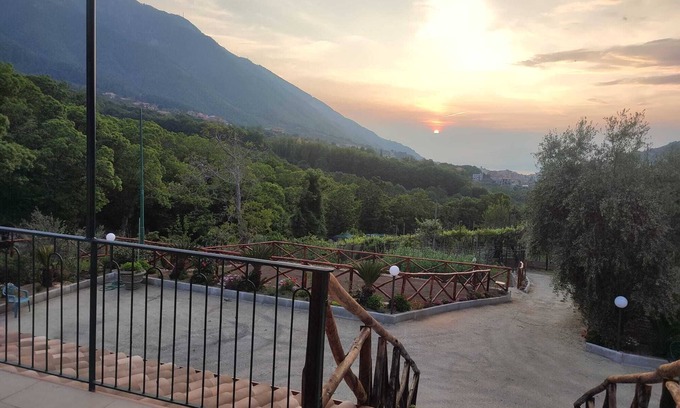 Pimonte House | 20 min from Pompeii and 35 min from Amalfi, structure surrounded by greenery