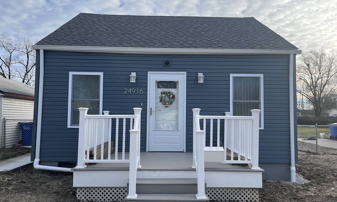 Warren House | 20 mins to dt Detroit, 4 miles to GM Tech Center, 15 mins to LK Saint Clair