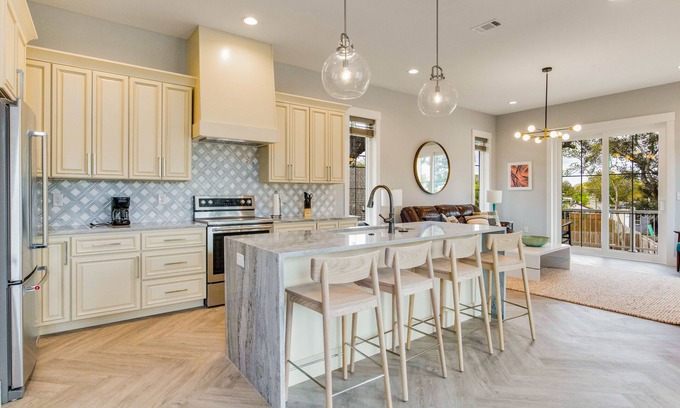 Tradewinds House | 20 mins to Pensacola Beach, Modern Amenities