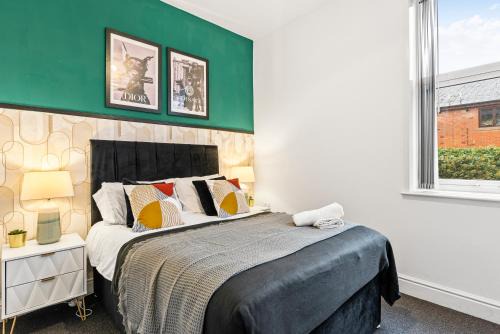 Sheffield Apartment | 20 percent off! Stylish Sheffield Abode Sleeps 12