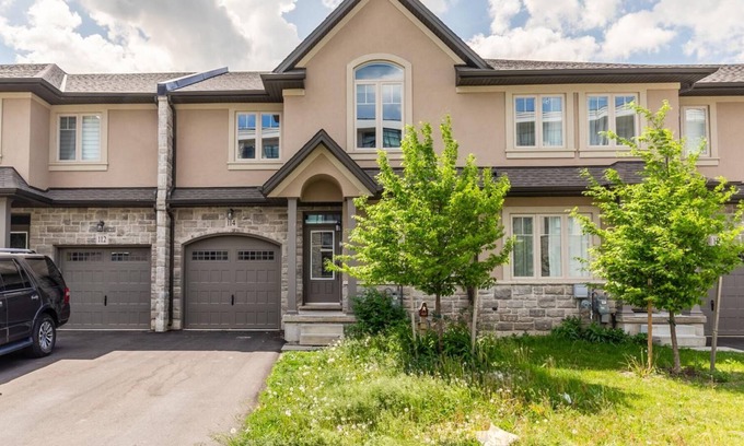 Stoney Creek Villa | 20 Ppl 5BR Townhome on the Lake. HotTub, Gym, BBQ