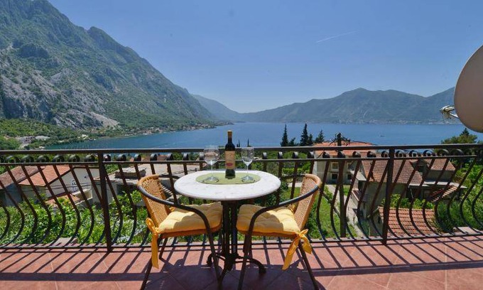 Orahovac Apartment | 200 m² Apartment ∙ 3 bedrooms ∙ 9 guests
